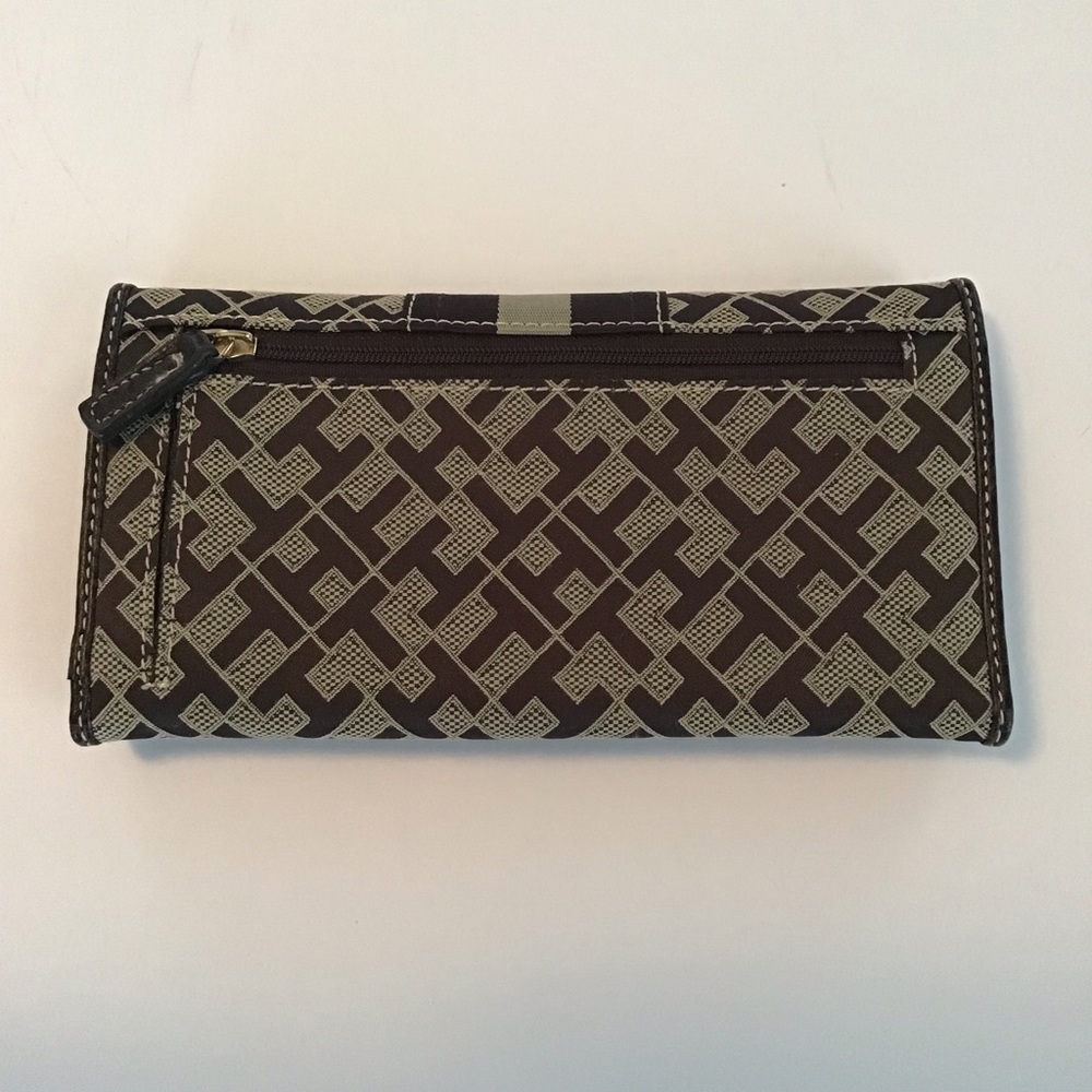 TOMMY HILFIGER: Brown and tan monogram wallet. Snap closure. - Picture 2 of 5